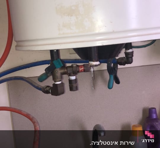 חיבורים וצינורות מתחת לדוד מים